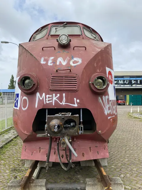 Oude loc met graffiti