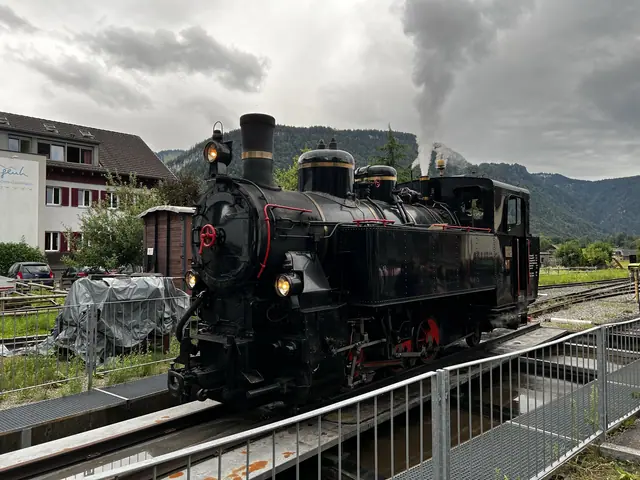 Stoomloc op de draaischijf in de Bregenzerwald