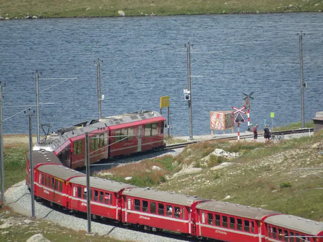 Rode trein langs het bergmeer