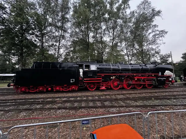 Stoomloc met rode wielen