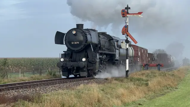 52 3879 stoomt langs het sein
