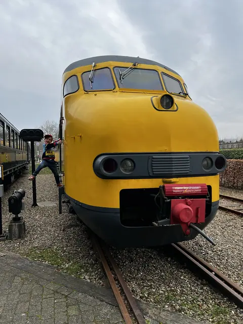 Klimmen op een oude gele trein