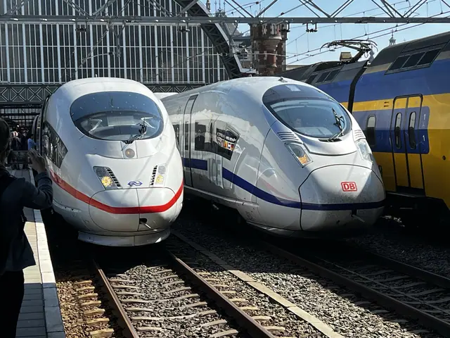 Twee ICE's naast elkaar op Amsterdam Centraal