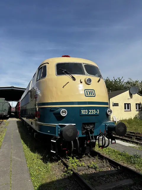 DB 103 233-3 in oceaanblauw