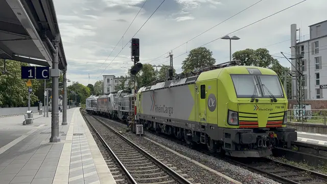 Knalgroene RheinCargo-loc met goederentrein
